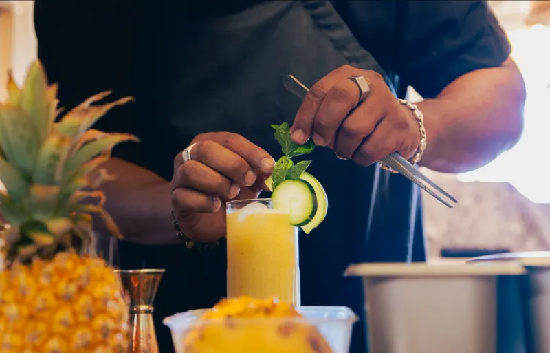 Un cocktail préparé au bar