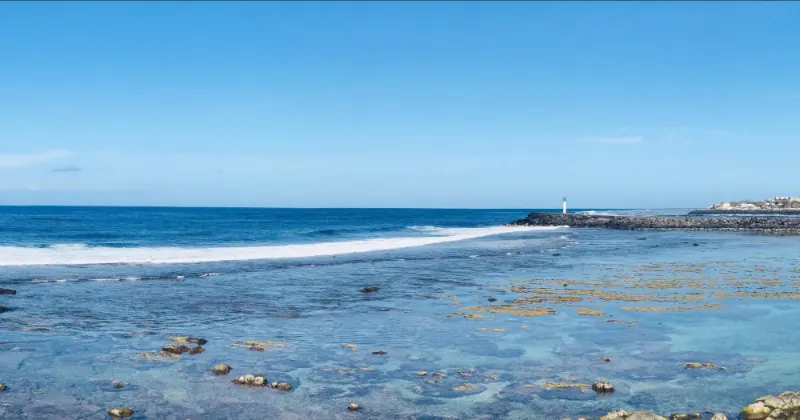 La mer et la jetée de Saint-Pierre