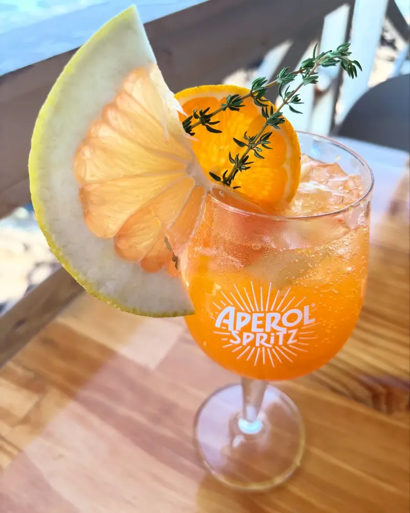 Un spritz décoré d'agrumes