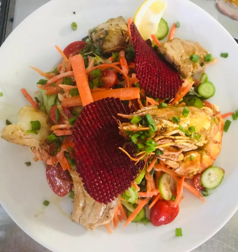 Une assiette de la mer, poisson, camaron et crudités