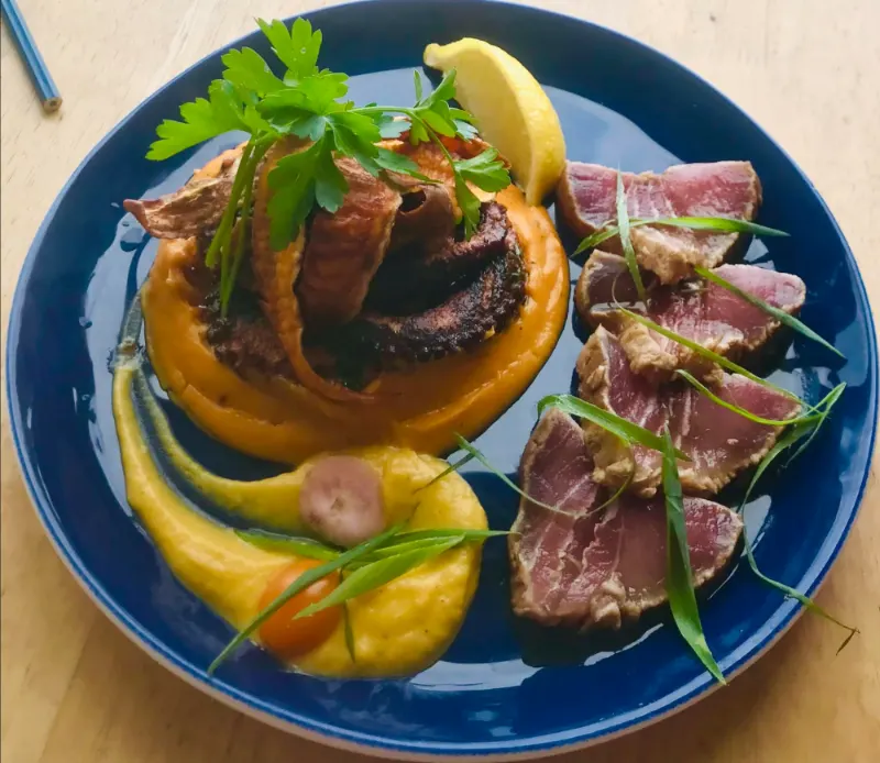 Le duo de zourite et de tataki de thon, sur une assiette bleue
